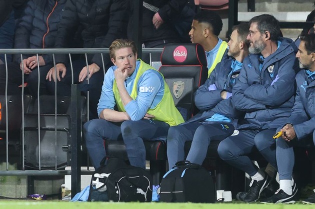 Guardiola cập nhật tình hình chấn thương của Walker và De Bruyne