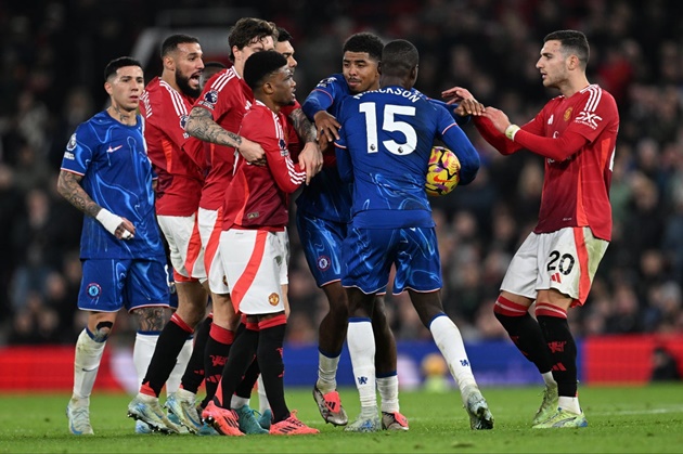 Những tình huống VAR bất lợi cho Chelsea trong trận hòa 1-1 trước Man Utd