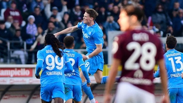 Conte khai quật tài năng của McTominay, Napoli 'phá đảo' Serie A