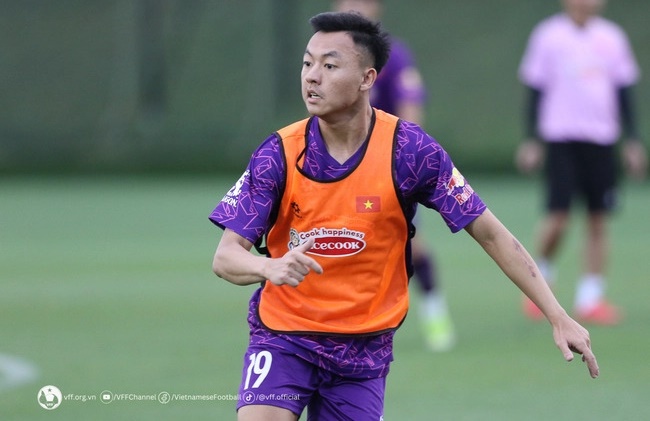 Không đá AFF Cup, tuyển thủ Việt Nam ra chợ trông hàng dưa cà