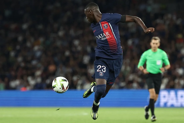 Ngôi sao PSG khơi mào cuộc chiến Premier League