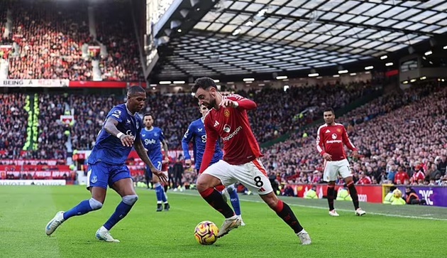 Bruno Fernandes gây lo lắng với chấn thương trong chiến thắng 4-0