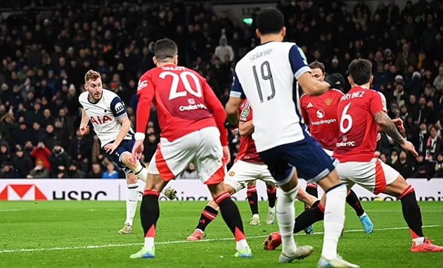 Neville chỉ trích Martinez vì pha bóng tệ hại khiến Man Utd thua trận
