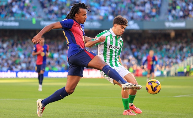 Barcelona nhận 8 bàn thua trong 5 trận, Real Madrid mừng thầm