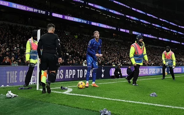 FA điều tra Tottenham sau sự cố CĐV tấn công Palmer và Fernandez