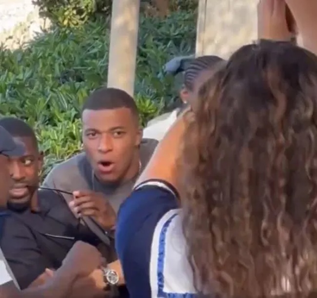 Ảnh bài viết Mbappe "đứng hình" vài giây, cô nàng bí ẩn bỗng chốc hot trông thấy