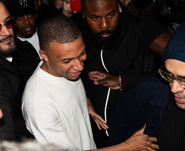 Ảnh bài viết Mbappe tươi rói trong tiệc chia tay PSG