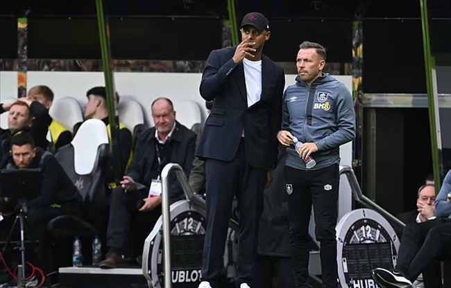 "Cạ cứng" không theo chân Kompany gia nhập Bayern