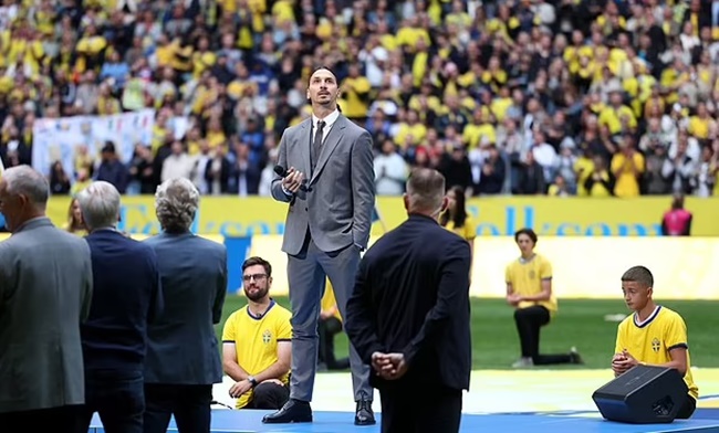 Ảnh bài viết Ibrahimovic cố kìm nước mắt trước 45.000 người hâm mộ Thụy Điển
