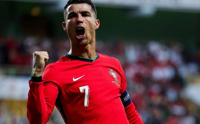 Ảnh bài viết Ronaldo muốn ra sân ở cả EURO lẫn World Cup, Figo công khai suy nghĩ