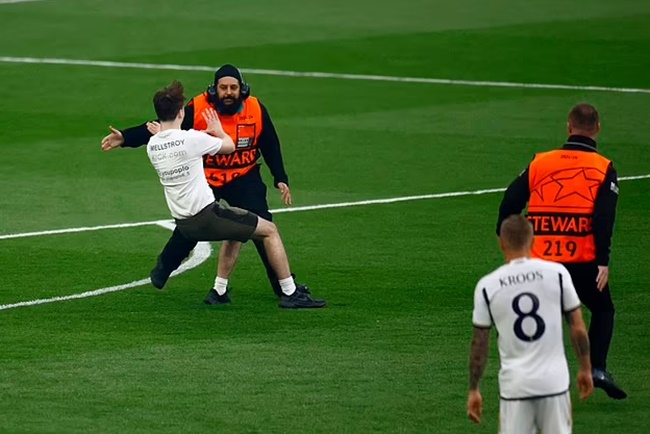 Ảnh bài viết Lý do sân Wembley chao đảo vì những kẻ xâm lược 