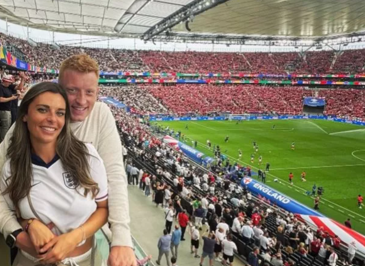 HLV đi lên từ Football Manager xuất hiện cùng bạn gái xinh đẹp ở EURO