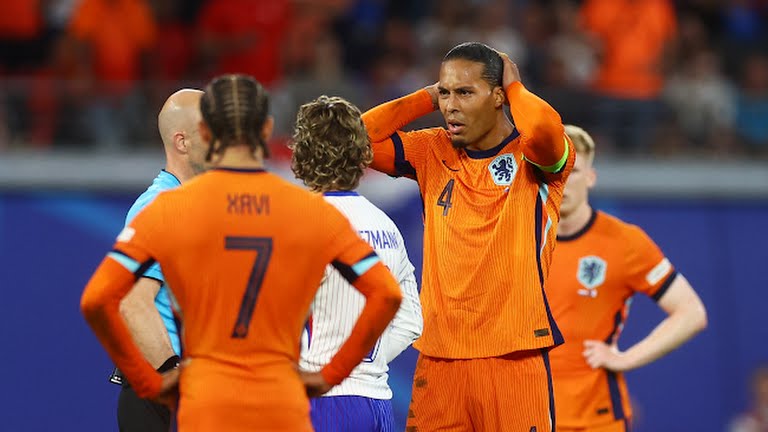 Patrice Evra nổi giận vì 1 tình huống trong trận Pháp - Hà Lan 