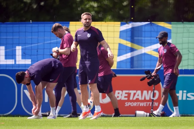 Ảnh bài viết Shaw mang lại cú hích trên sân tập