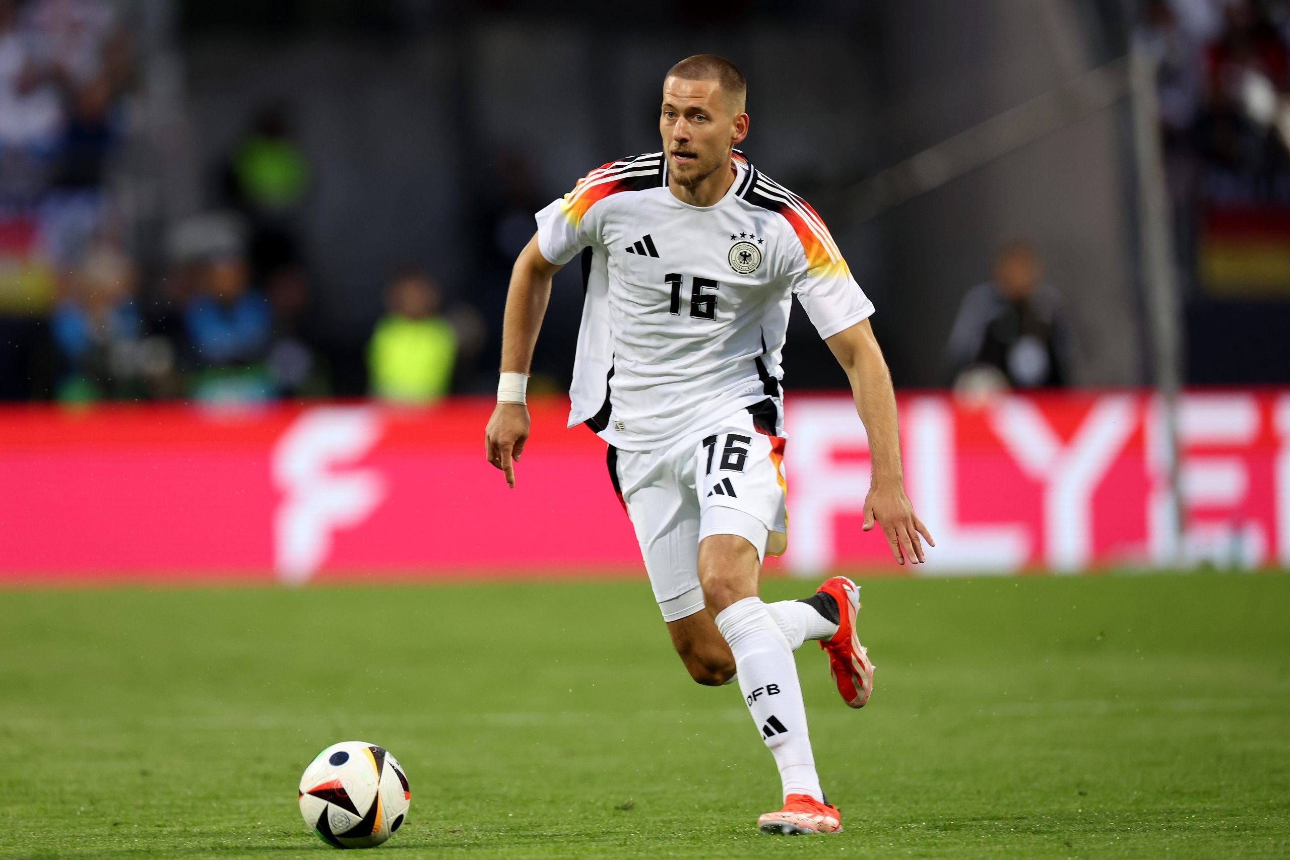 Ảnh bài viết Giám đốc LĐBĐ Đức xác nhận, Liverpool vồ hụt trung vệ 'cực chất'