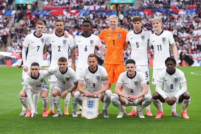 Các ngôi sao tuyển Anh được Robot phục vụ cho EURO 2024