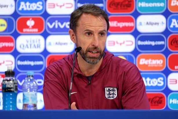 Gary Neville chỉ trích cách dùng người của Gareth Southgate
