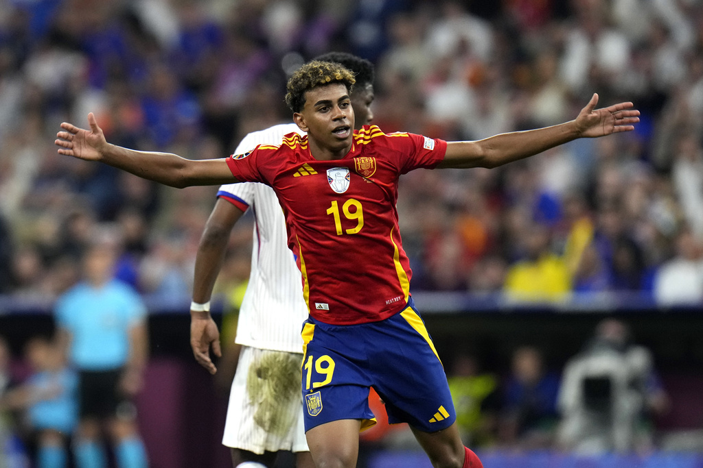Lamine Yamal: "Kylian Mbappe đã đề nghị đổi áo với tôi"