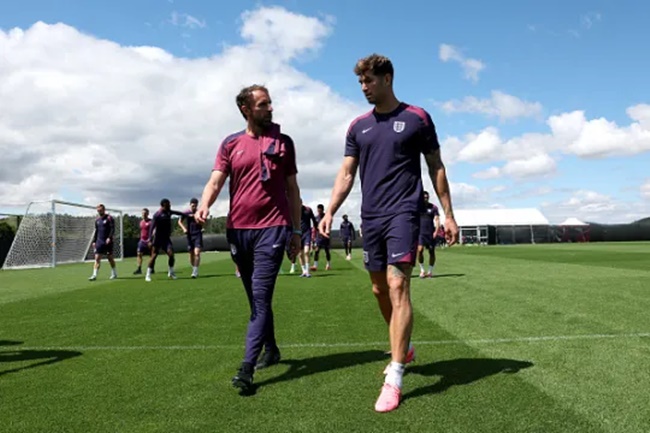 Chuyên gia khuyên Southgate loại bỏ Kane