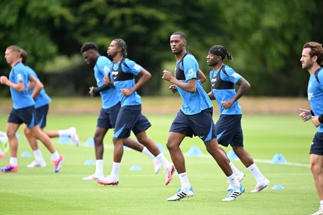 Chelsea chốt danh sách du đấu: Cú sốc Chalobah; Những tân binh góp mặt