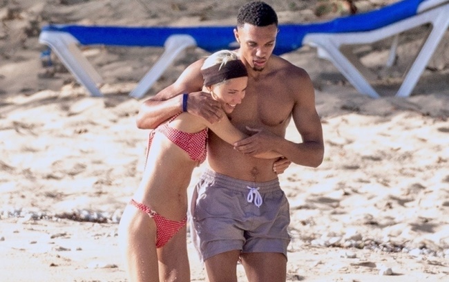 Ảnh bài viết Bỏ qua Bellingham, Alexander-Arnold trông tình tứ bên cạnh bạn gái 