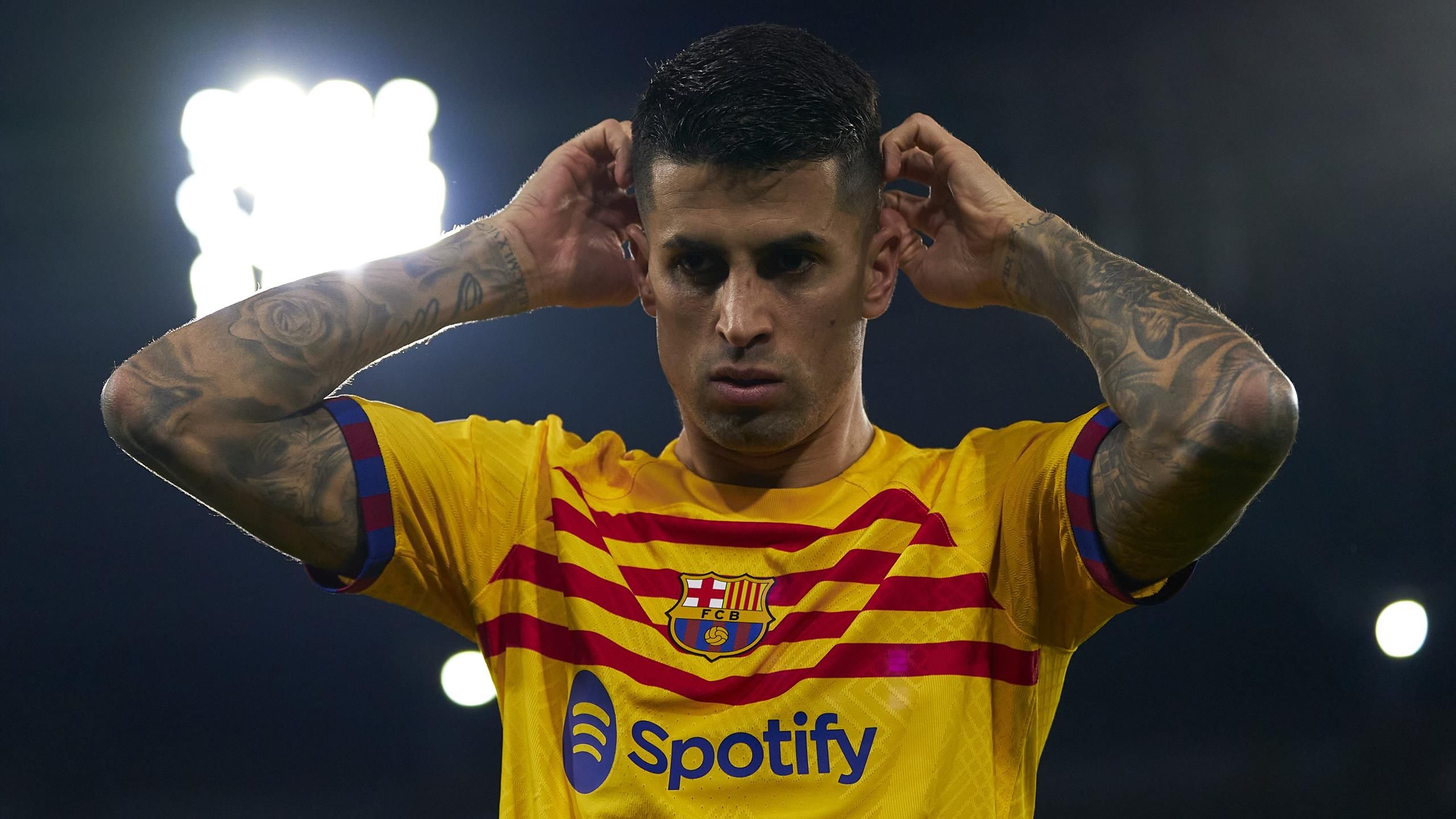 Ảnh bài viết Barcelona muốn tái ký Cancelo, Man City đáp trả cứng rắn