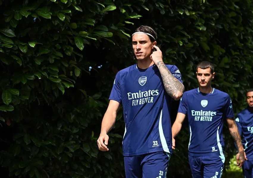 Ảnh bài viết Arsenal đấu Lyon, Calafiori nghiêm túc đến lạ