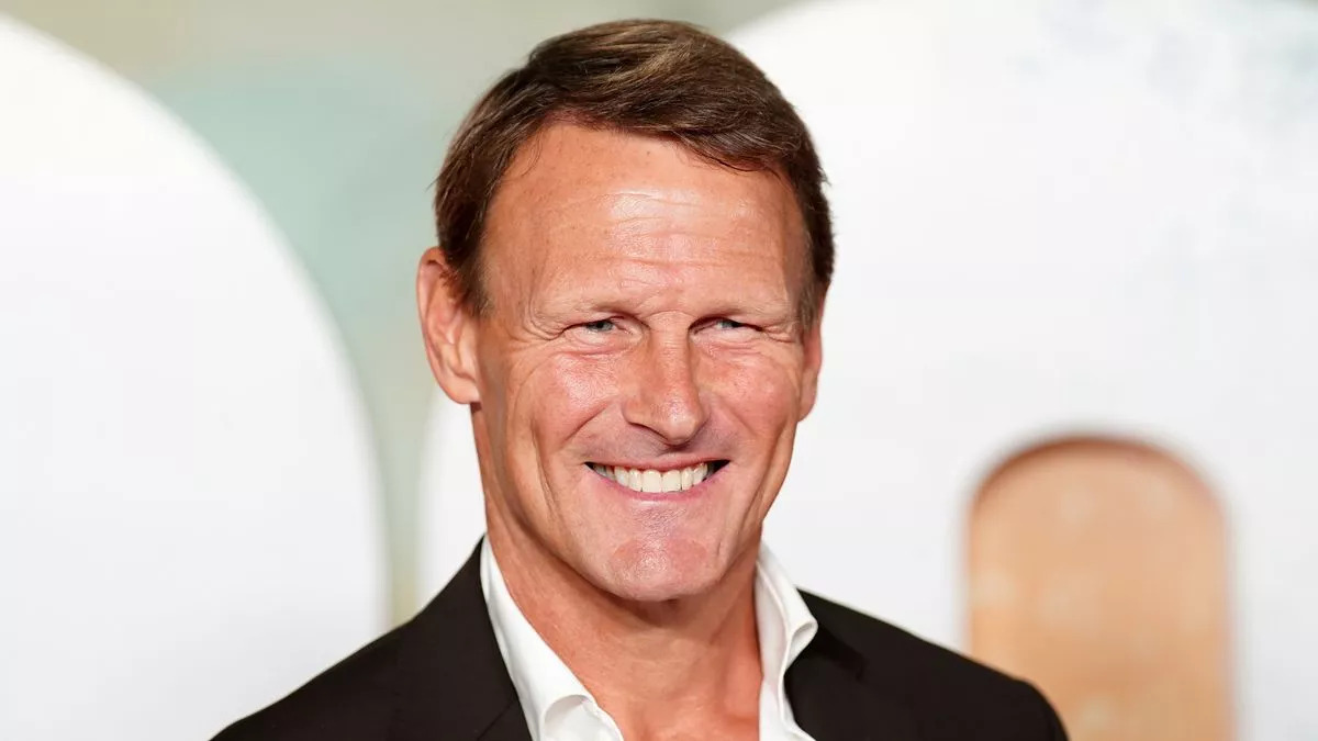 Teddy Sheringham dự đoán kết cục buồn cho Arsenal
