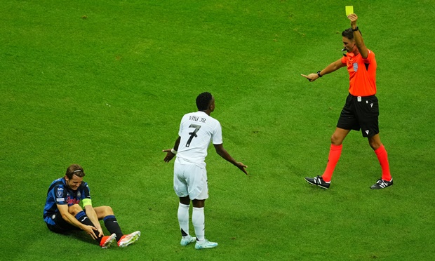 Vinicius giẫm chân, dằn mặt cầu thủ Atalanta