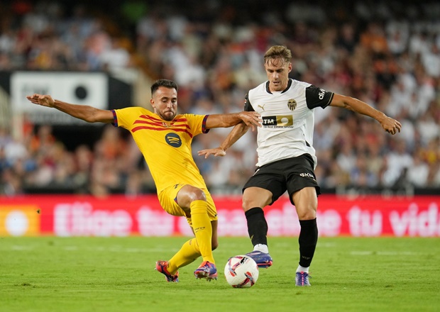 Thắng Valencia, Barca tìm thấy người thay Busquets