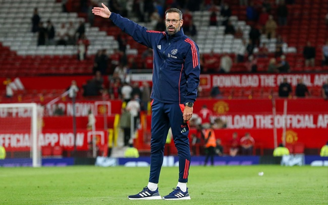 Ảnh bài viết Người hâm mộ M.U ‘đặt chỗ’ trước cho Van Nistelrooy kế nhiệm Ten Hag