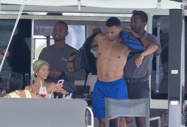 Ảnh bài viết Alexander-Arnold chiến đấu với đại dương, bạn gái cười toe toét