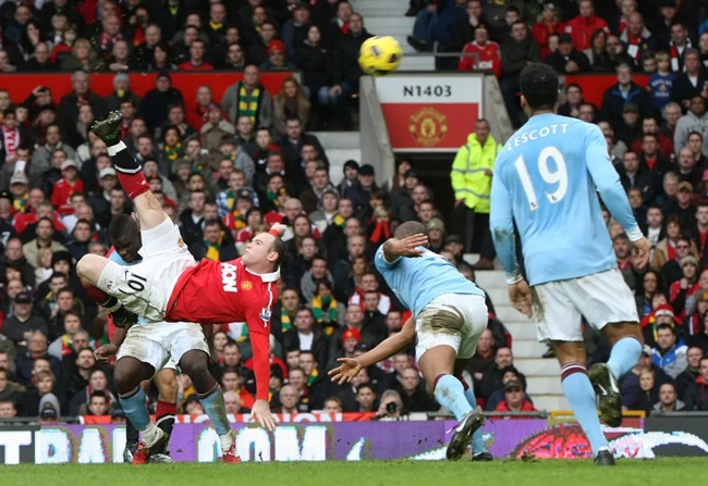 Ảnh bài viết Những khoảnh khắc kinh điển ở Premier League: Cantona tung kung-fu; Rooney volley hạ Man City