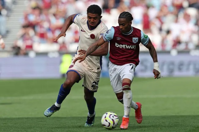 Lý do Fofana thoát quả penalty