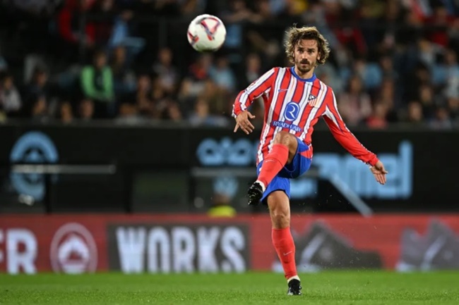Griezmann hoá Messi, dọn cỗ như đặt cho Alvarez