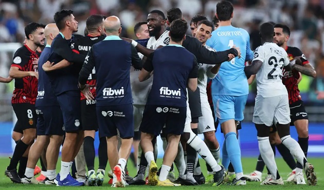 Bênh vực Vinicius, sao trẻ Real bị giáo huấn 