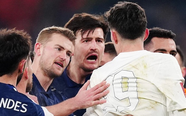 Bàn thắng, thẻ đỏ, 'húc đầu' và penalty: 20 phút điên rồ ở trận Arsenal vs Man Utd