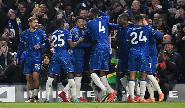 Khủng hoảng tiền vệ: Chelsea gặp khó tại Etihad