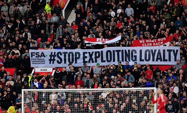 CĐV MU kêu gọi đóng băng giá vé tại Old Trafford