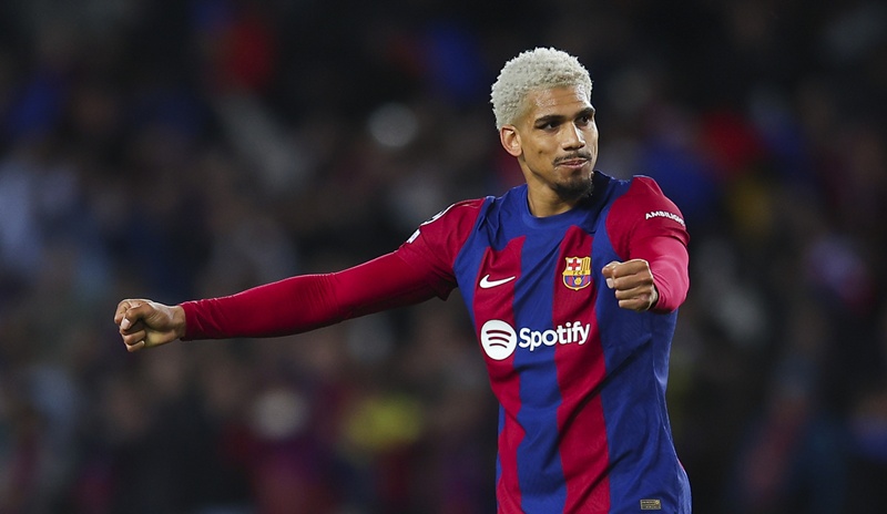 Tổn thất lớn của Barca nếu mất Araujo