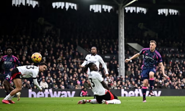 Forest ngã ngựa, Man City áp sát; Bournemouth vượt Chelsea và Newcastle