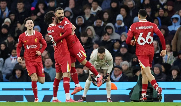 Robertson đổi phản ứng nhanh như chớp về Salah sau trận thắng Man City của Liverpool