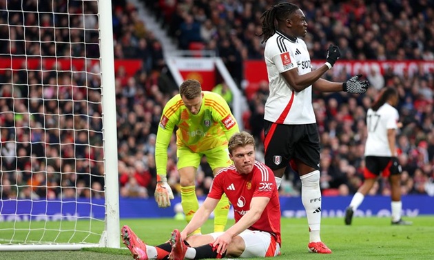 10 tiền đạo và chi 250 triệu bảng nhưng Man Utd vẫn nhớ về người cũ