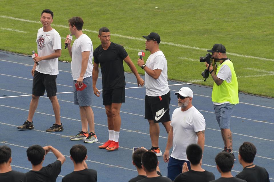Ronaldo giao lưu trẻ em tại Trung Quốc khi đồng đội Juve tập dước mưa - Bóng Đá