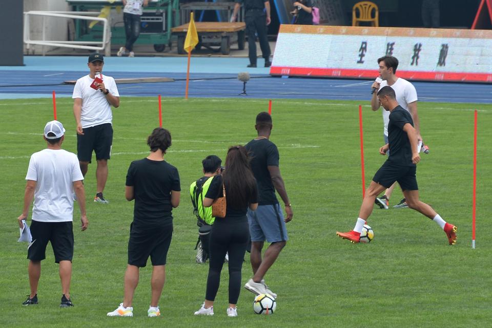 Ronaldo giao lưu trẻ em tại Trung Quốc khi đồng đội Juve tập dước mưa - Bóng Đá