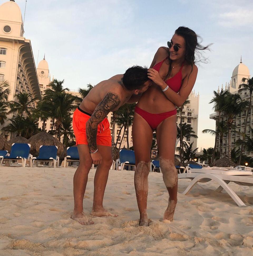 Ảnh Torreira chơi biển cùng bạn gái - Bóng Đá