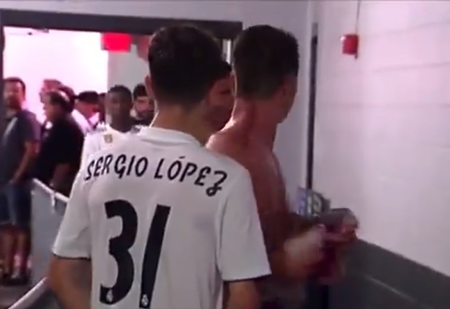 Ảnh tài năng trẻ Real Sergio Lopez xin áo Sanchez - Bóng Đá