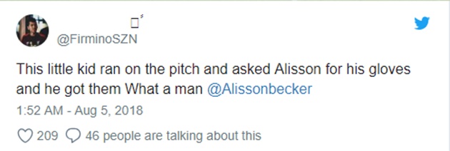 Alisson tặng găng tay cho cậu bé lao xuống sân - Bóng Đá