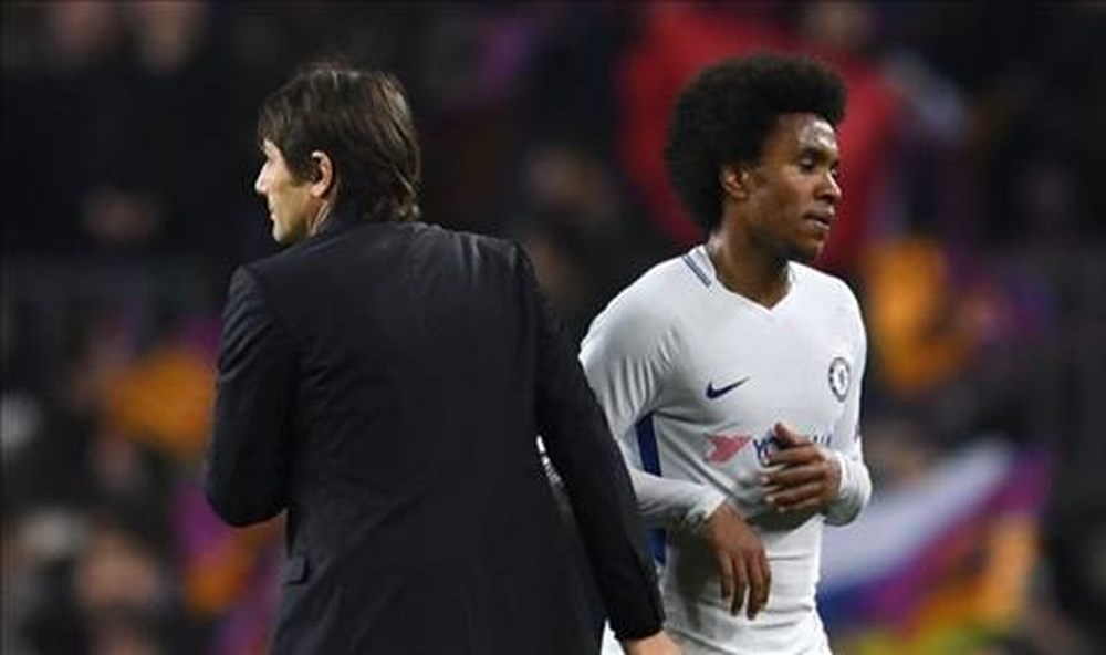 Willian nói xấu Conte, đổ tội cho con gái - Bóng Đá