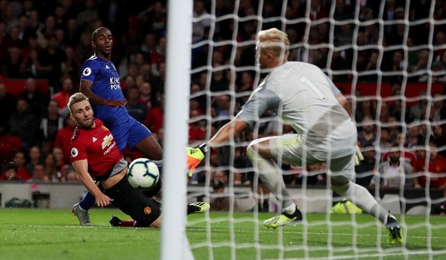 Bị Schmeichel tố may mắn, Luke Shaw đáp trả như không  - Bóng Đá